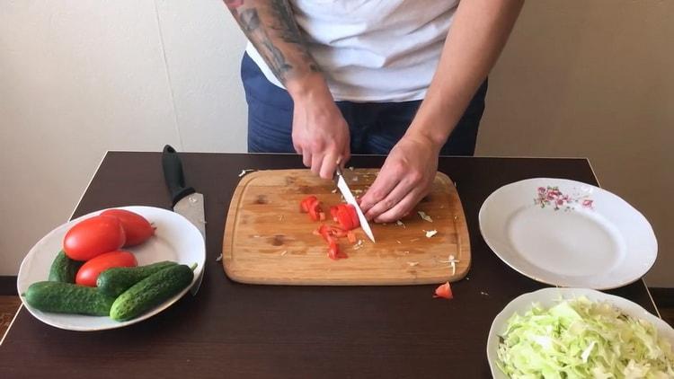 لعمل شاورما كلاسيكي ، قم بإعداد المكونات