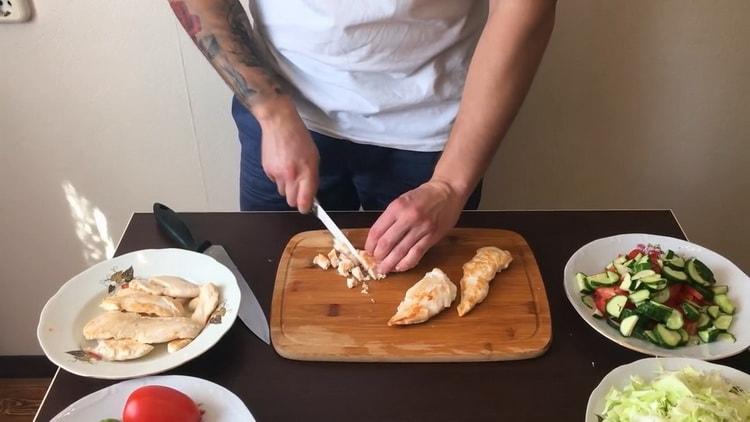 لعمل شاورما كلاسيكي ، اقطع اللحم