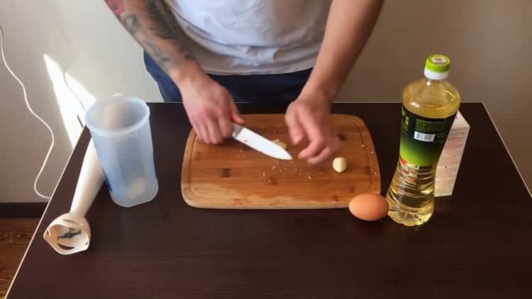 لعمل شاورما كلاسيكي ، اقطع الثوم