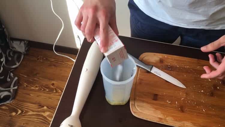 لعمل شاورما كلاسيكي ، امزج المكونات مع الصلصة