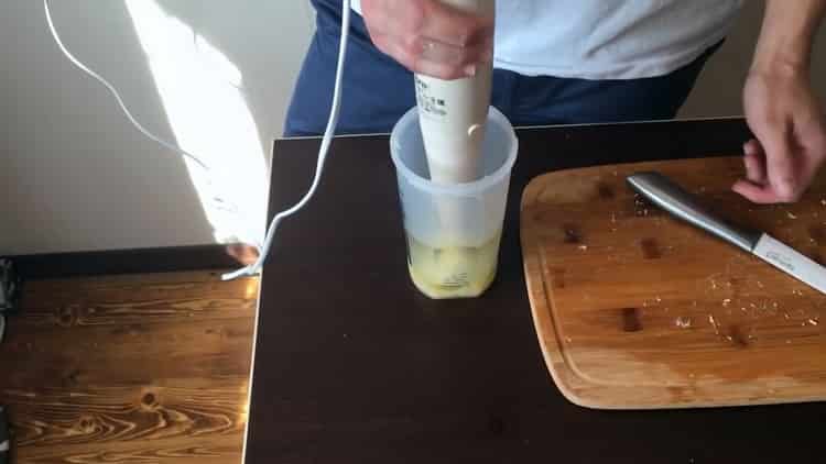 لصنع شاورما كلاسيكي ، أضف جميع المكونات