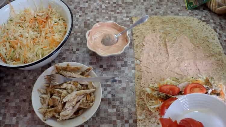 За готвене шаурма сложете зеленчуци върху лаваш