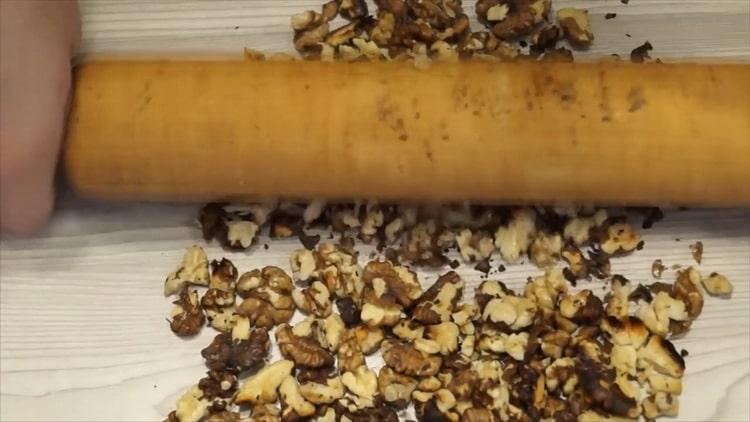 Nakrájejte ořechy na dezert