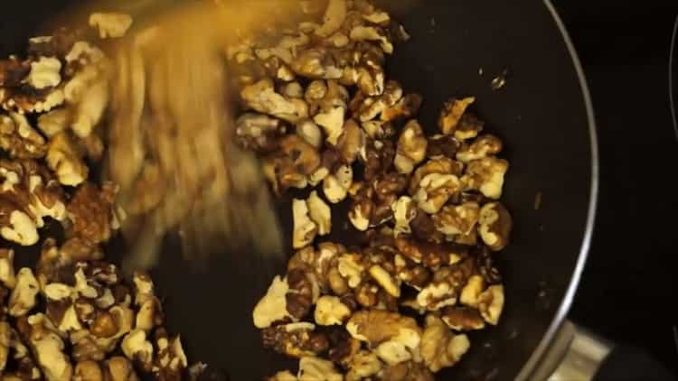 Toast, smažte ořechy