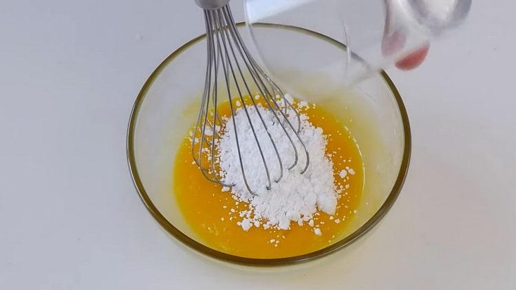 Pentru a face mousse de ciocolată, bate gălbenușurile