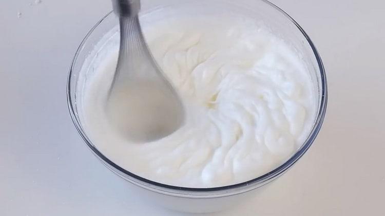 Bate albusurile pentru mousse de ciocolata