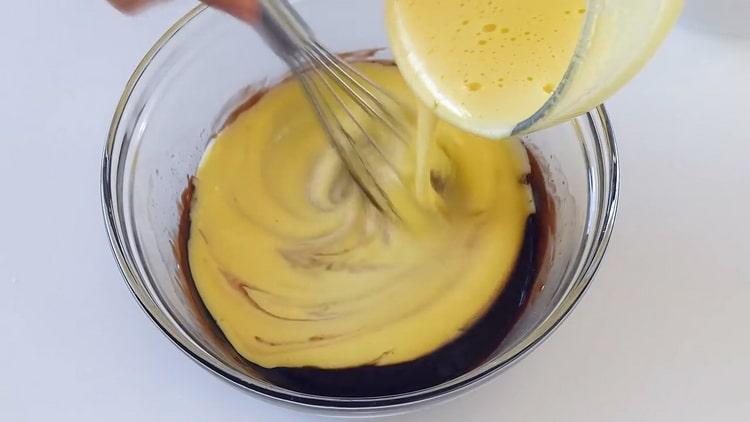 Combinați ingredientele pentru a face mousse de ciocolată