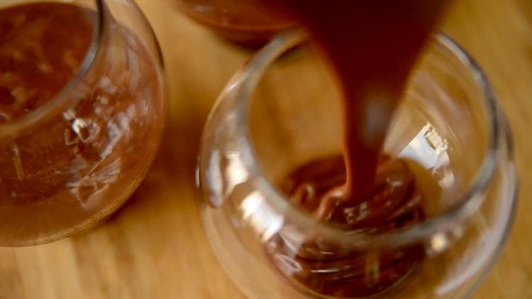 Para preparar o pudim, prepare os pratos