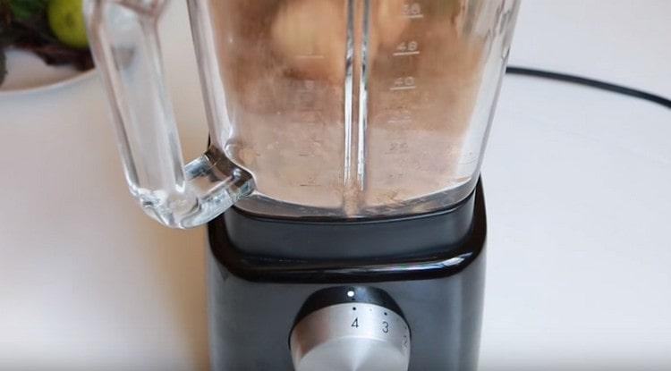 מקציפים הכל עד לקבלת תערובת חלקה.