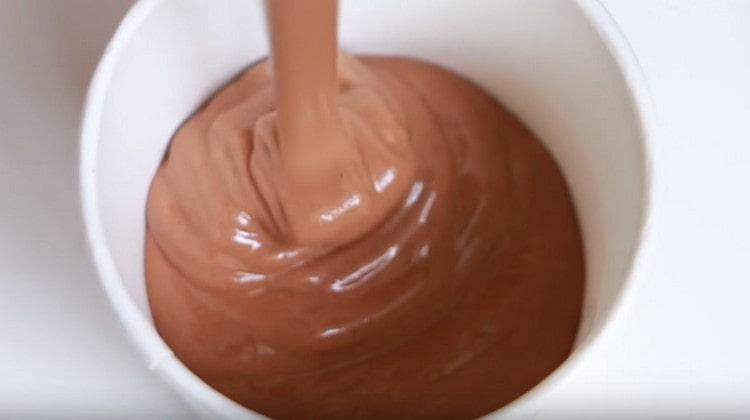 שופכים את הקינוח שהתקבל לכוס.