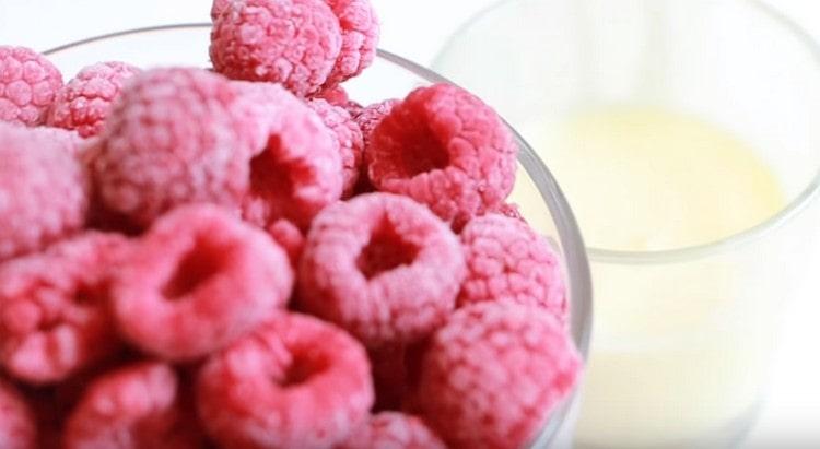 אנו מודדים פטל וחלב מרוכז.