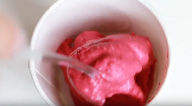 המסה המתקבלת מועברת לתבנית להקפאה.