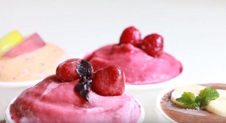 הקינוח קפוא, אפשר להגיש אותו.