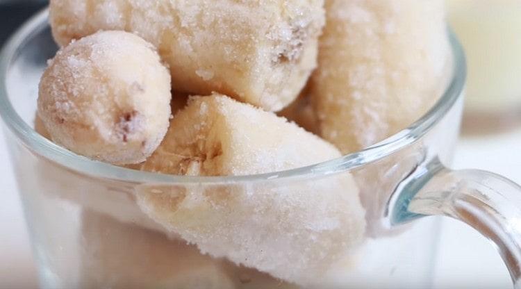 להקפאה ניתן לחתוך בננות לחתיכות.