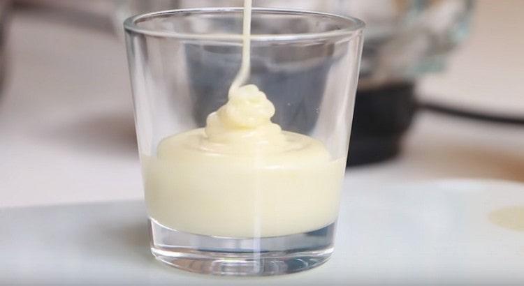 מכינים את החלב המרוכז.