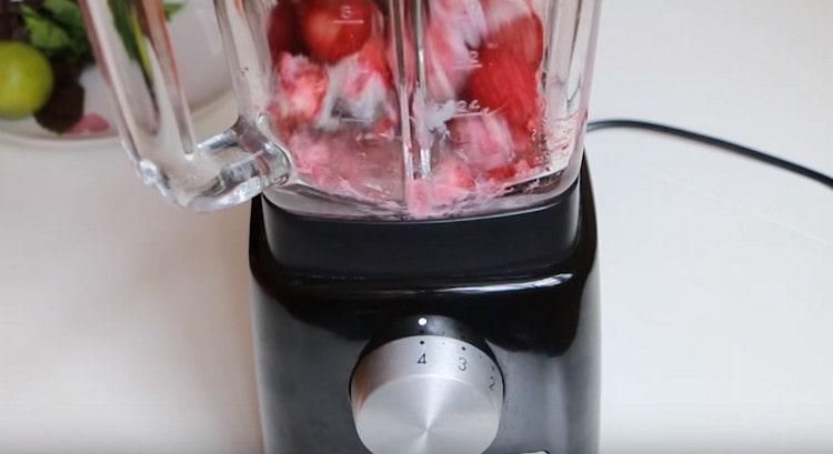 מקציפים את החומרים עד לקבלת תערובת חלקה.