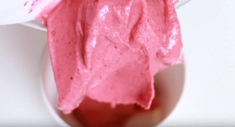 אנו מעבירים את המסה המתקבלת לכוס או תבנית.