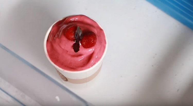 מקשטים את הקינוח ומכניסים למקפיא.