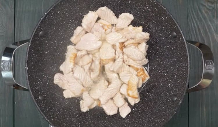 În primul rând, prăjiți carnea de curcan.