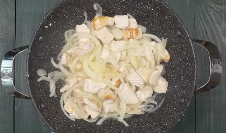 Adăugați ceapa în carne.