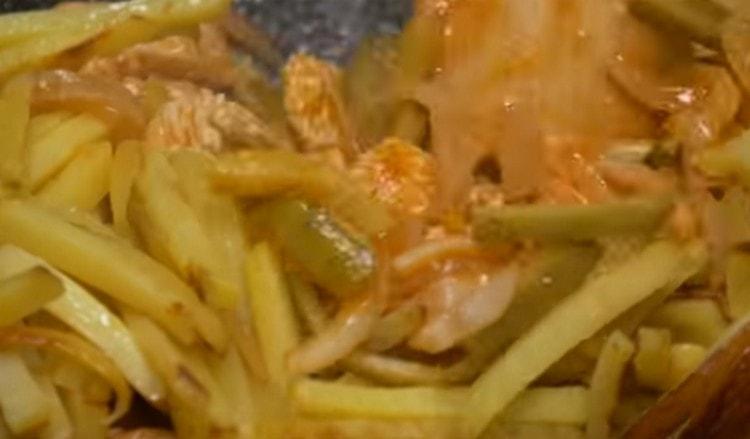 Apoi, adăugați pasta de roșii, castraveți și cartofi.