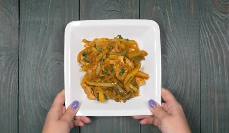 Serviți elementele de bază ale curcanului la cald.