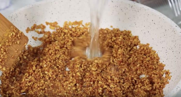 Prăjiți grătarul. adăugați sare și apă clocotită.