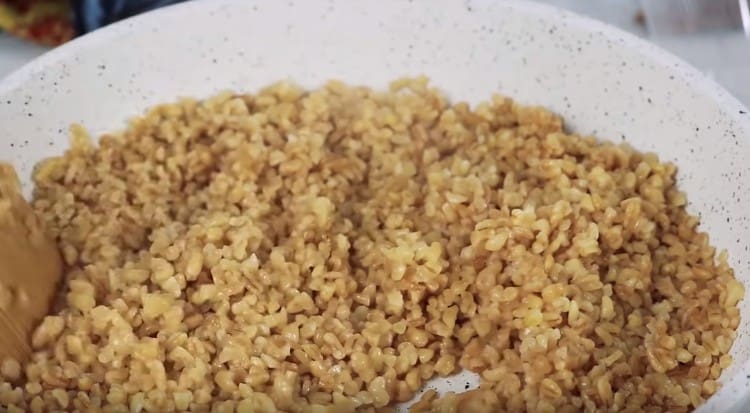 O farfurie minunată este pregătită pentru varza umplută.