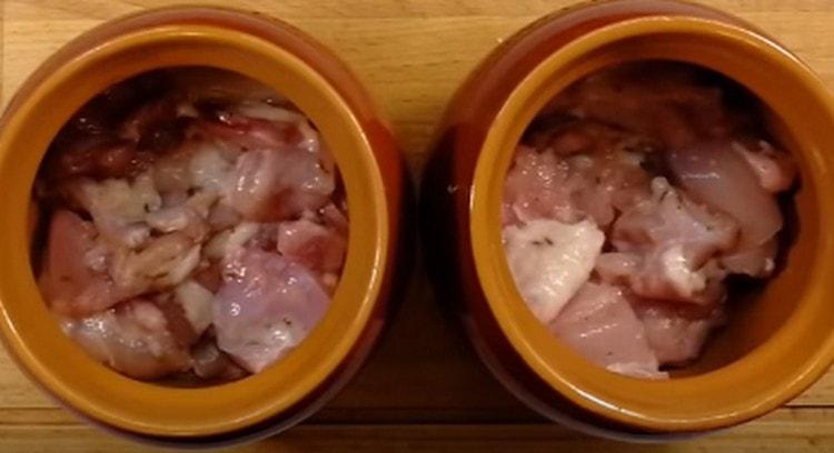 Ilagay ang karne sa itaas ng bakwit.