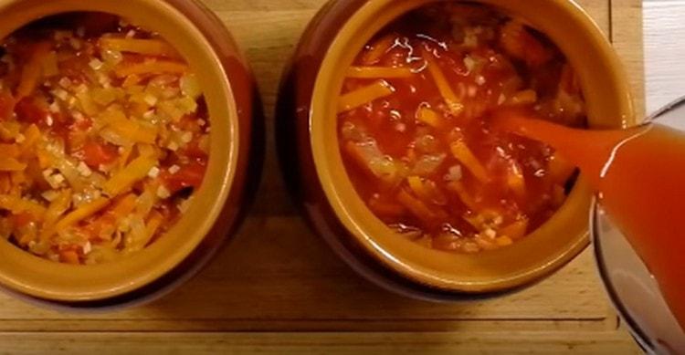 Ibuhos ang bakwit na may tubig, tomato paste at asin.