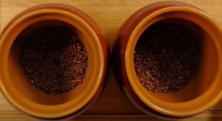 Naghuhugas kami ng bakwit at inilalagay ito sa mga kaldero.