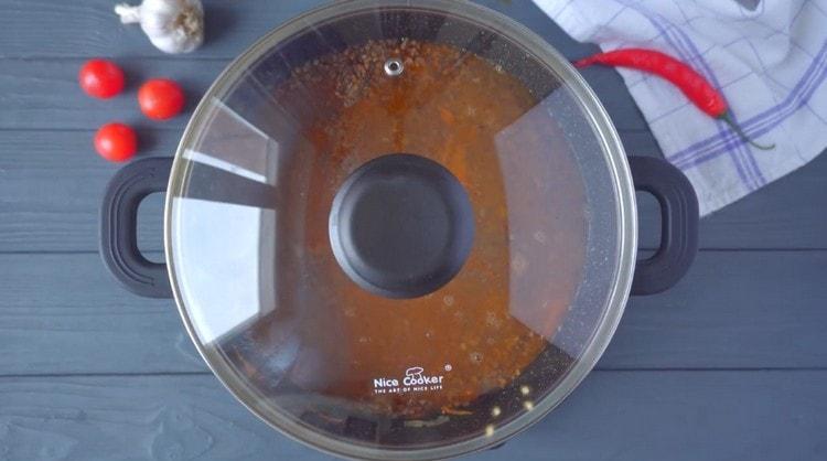 Verser les ingrédients avec de l'eau et laisser mijoter jusqu'à cuisson complète.