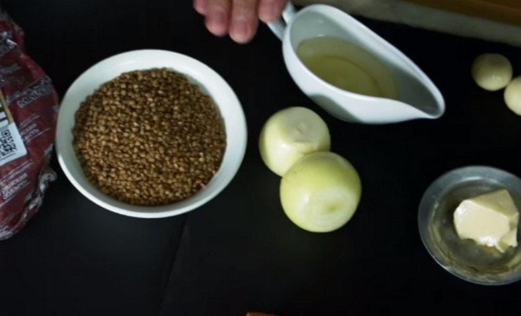 Wir waschen Buchweizen und lassen ihn trocknen.