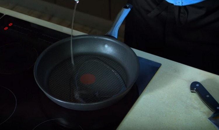 In einer Pfanne das Pflanzenöl erhitzen.