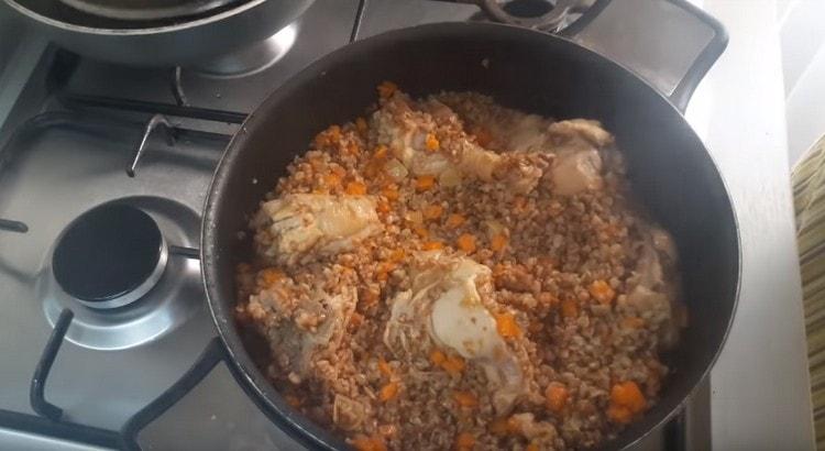 Nous mélangeons les ingrédients pour que le sarrasin ne brûle pas.