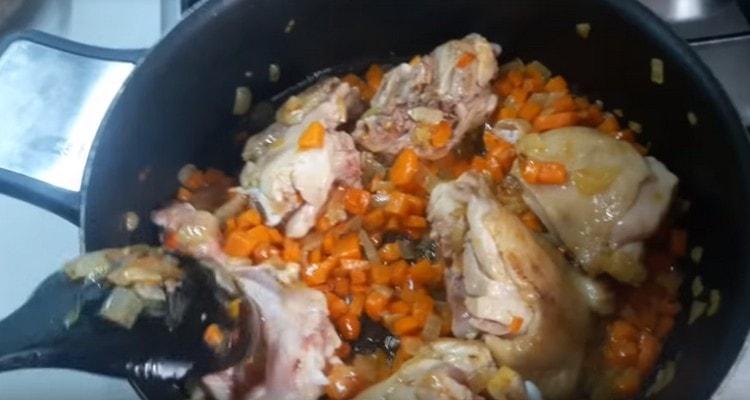 Ajoutez des morceaux de poulet à la poêle.