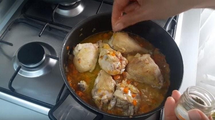 Ajouter de l'eau, des épices.