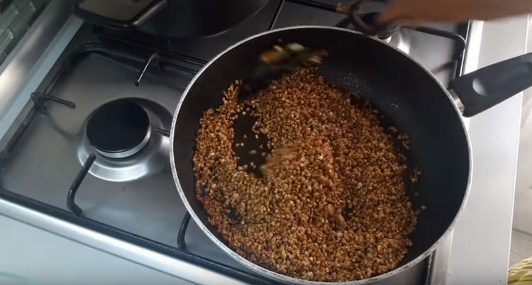 Le sarrasin est frit dans une casserole séparée avec du beurre.
