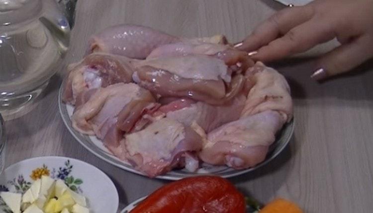 Spălăm coapsele sau picioarele de pui.