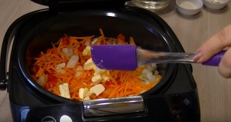 Adăugați sare, condimente și unt.