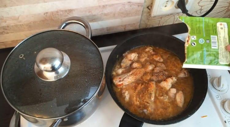 Tilsæt vand og krydderier efter smag.