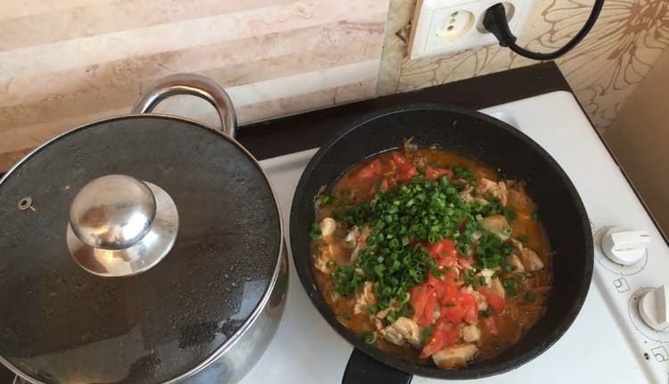 Tilsæt tomater, urter og hvidløg.