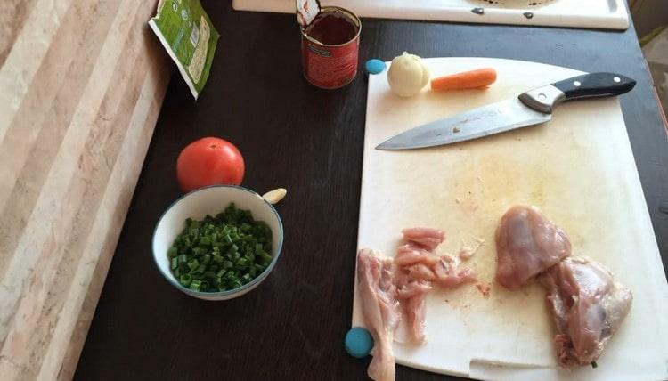 Skær kyllingen i stykker.