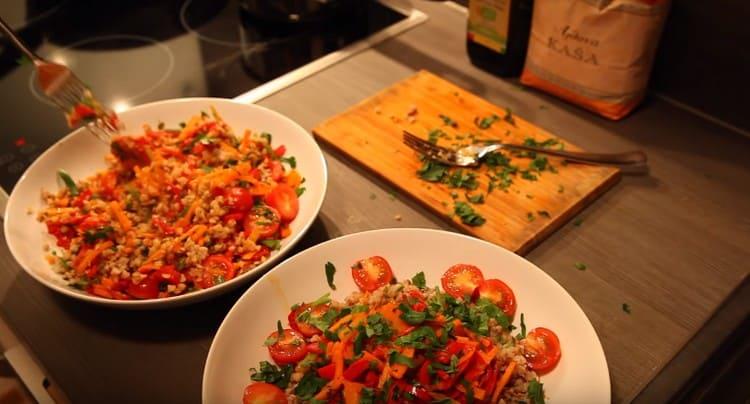 Le sarrasin appétissant avec des légumes est prêt.