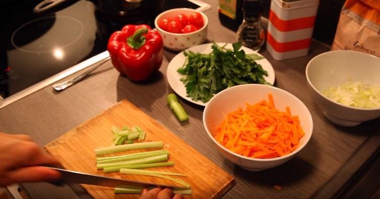 Couper le céleri en lanières.