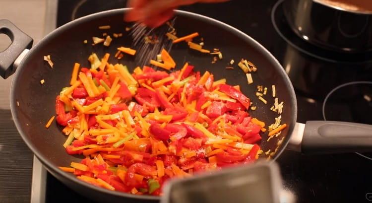 Ajouter le poivre et le céleri, saler le plat.