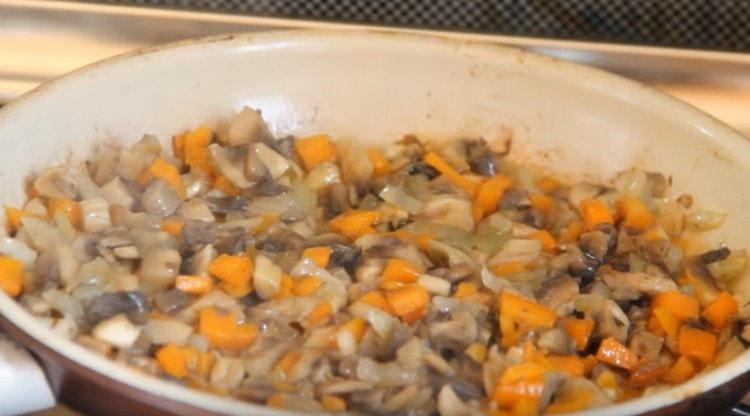 Magdagdag ng mga kabute sa mga gulay.