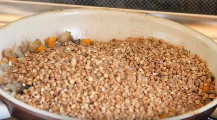 Magdagdag ng hugasan na bakwit, asin.