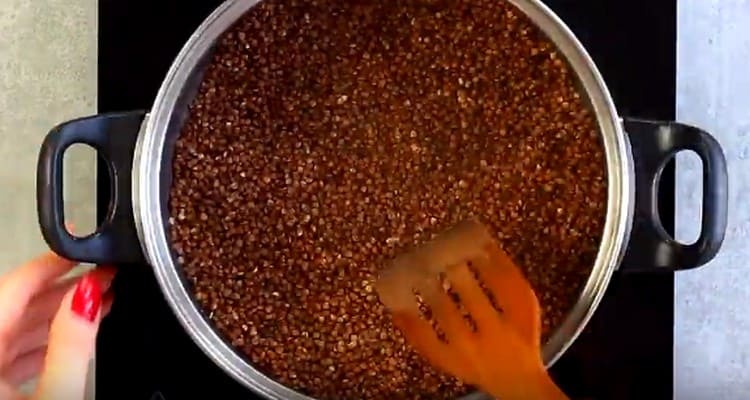 Le sarrasin est d'abord frit dans une casserole.