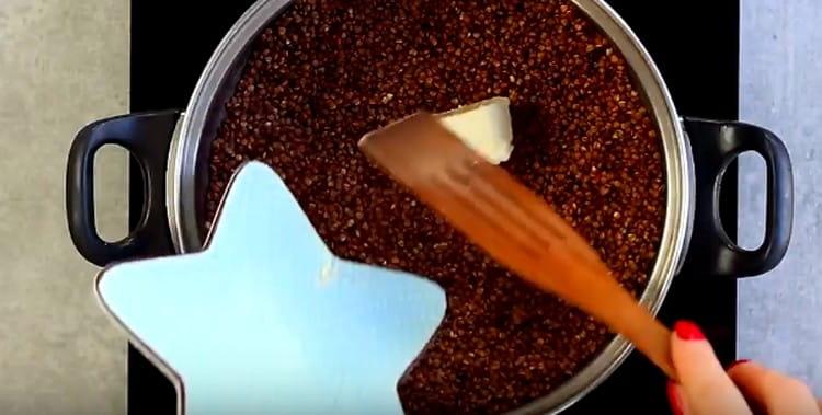 Ajouter le beurre au sarrasin.